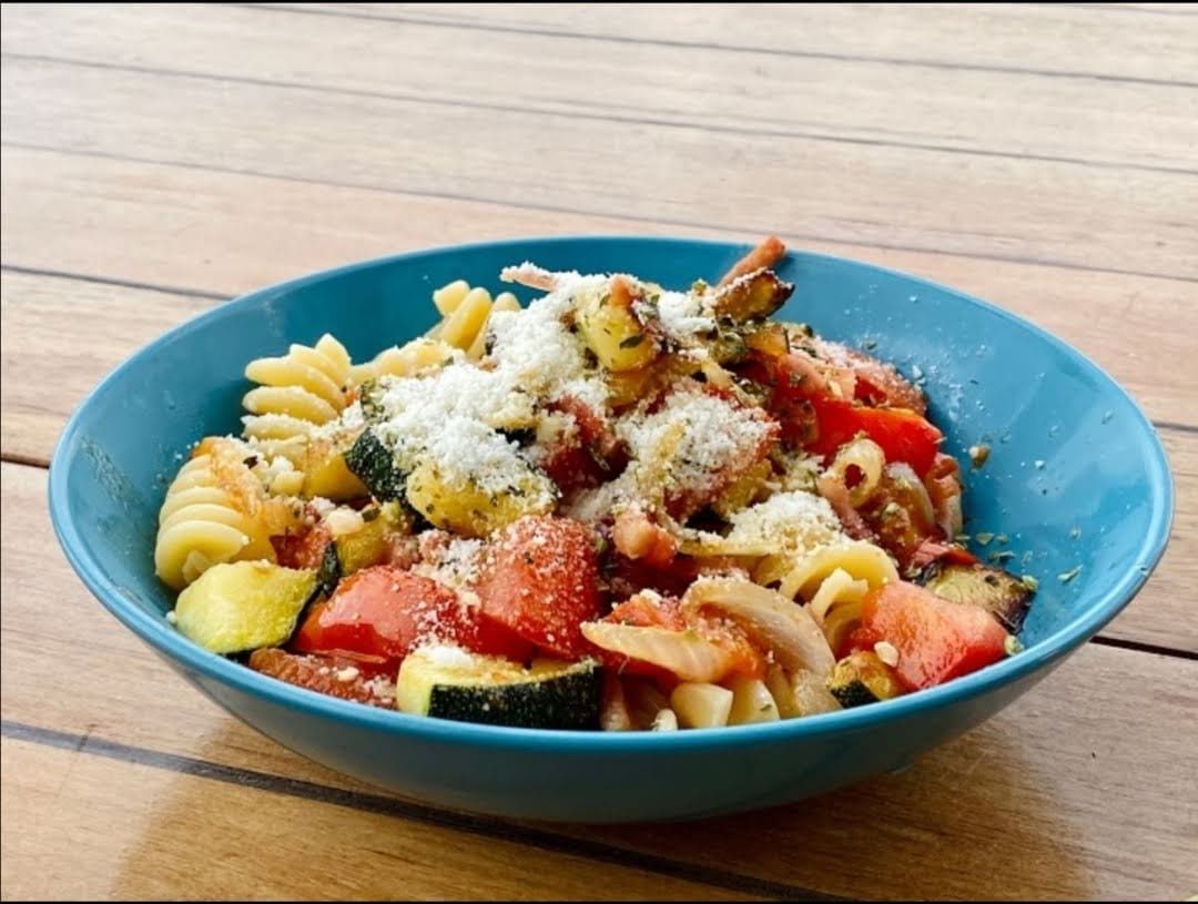 Ensalada de pasta fusilli con verduras asadas de la huerta y queso rallado — Wayve Bar