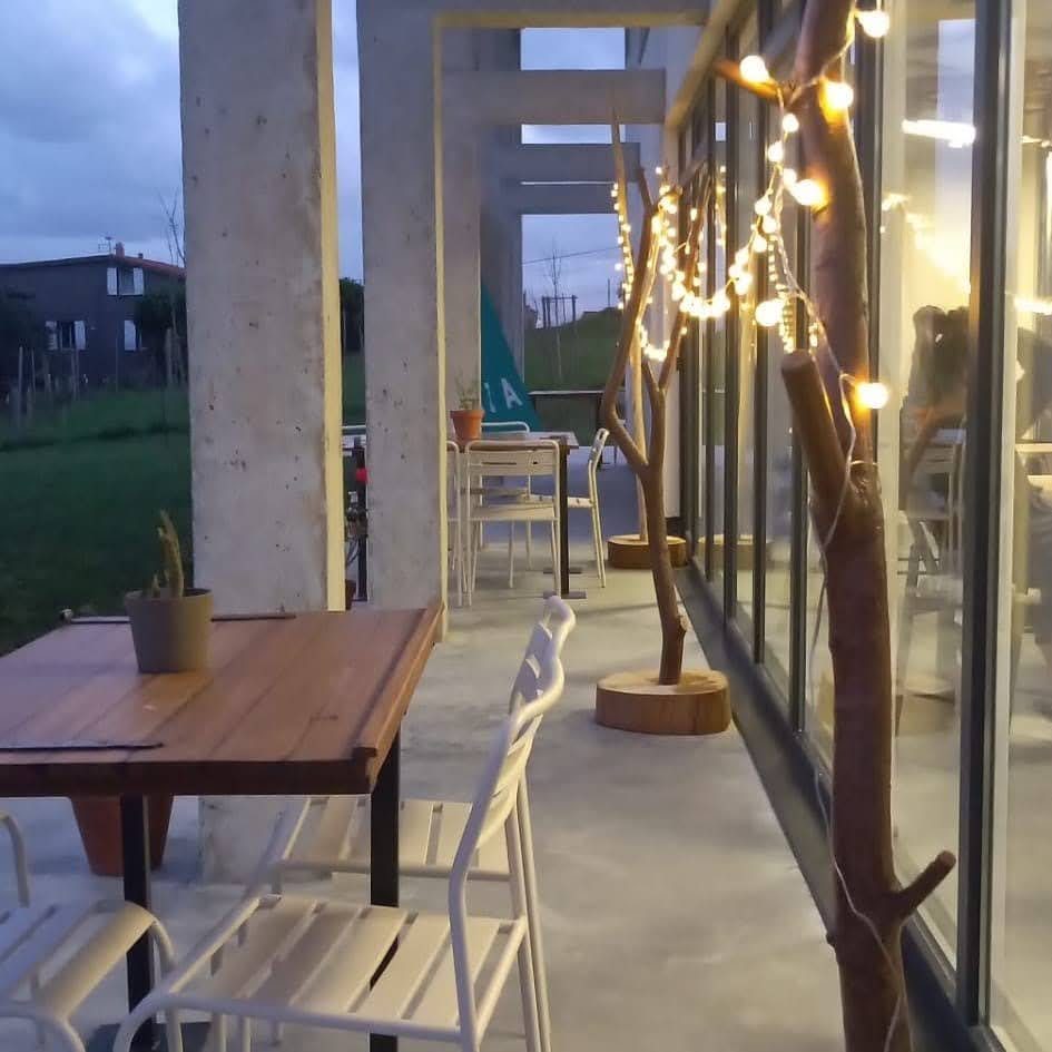 Terraza Wayve Bar con vistas al mar