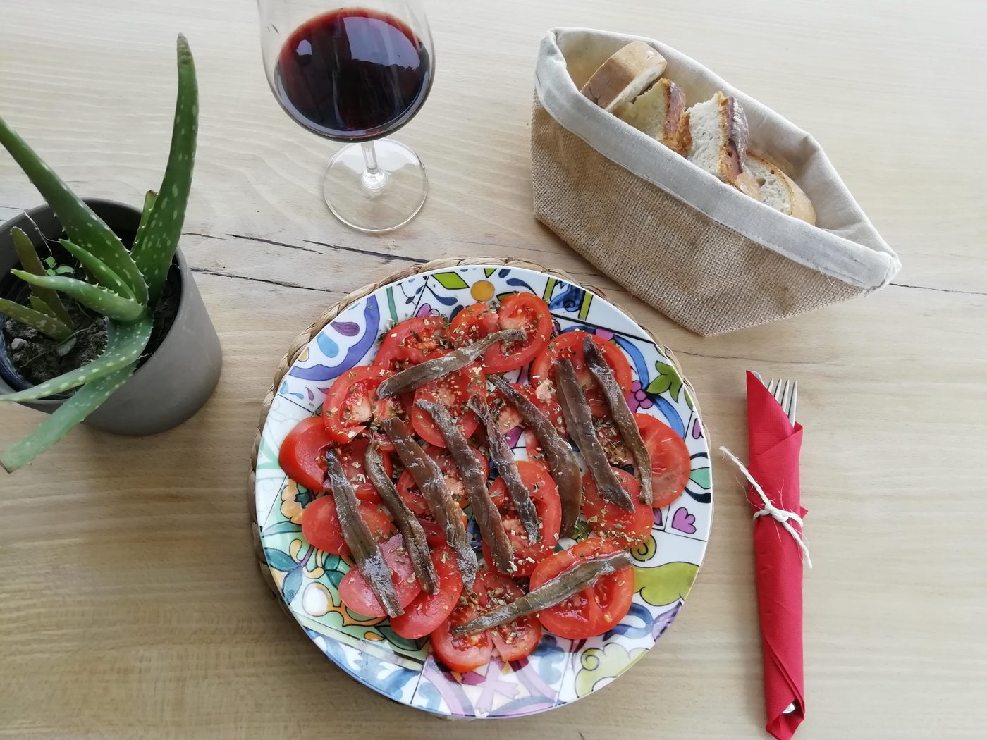 Ensalada de tomate y anchoas del Cantábrico sobre cerámica artesanal — Wayve Bar