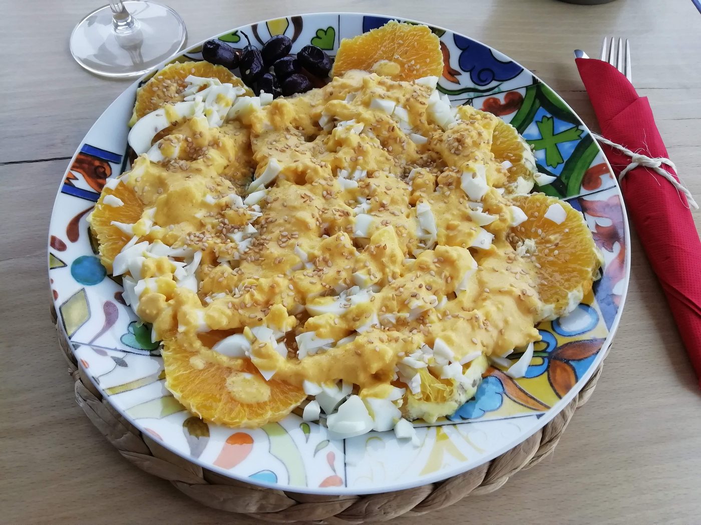 Ensalada de naranja y huevo con salsa curry y sésamo — Wayve Bar