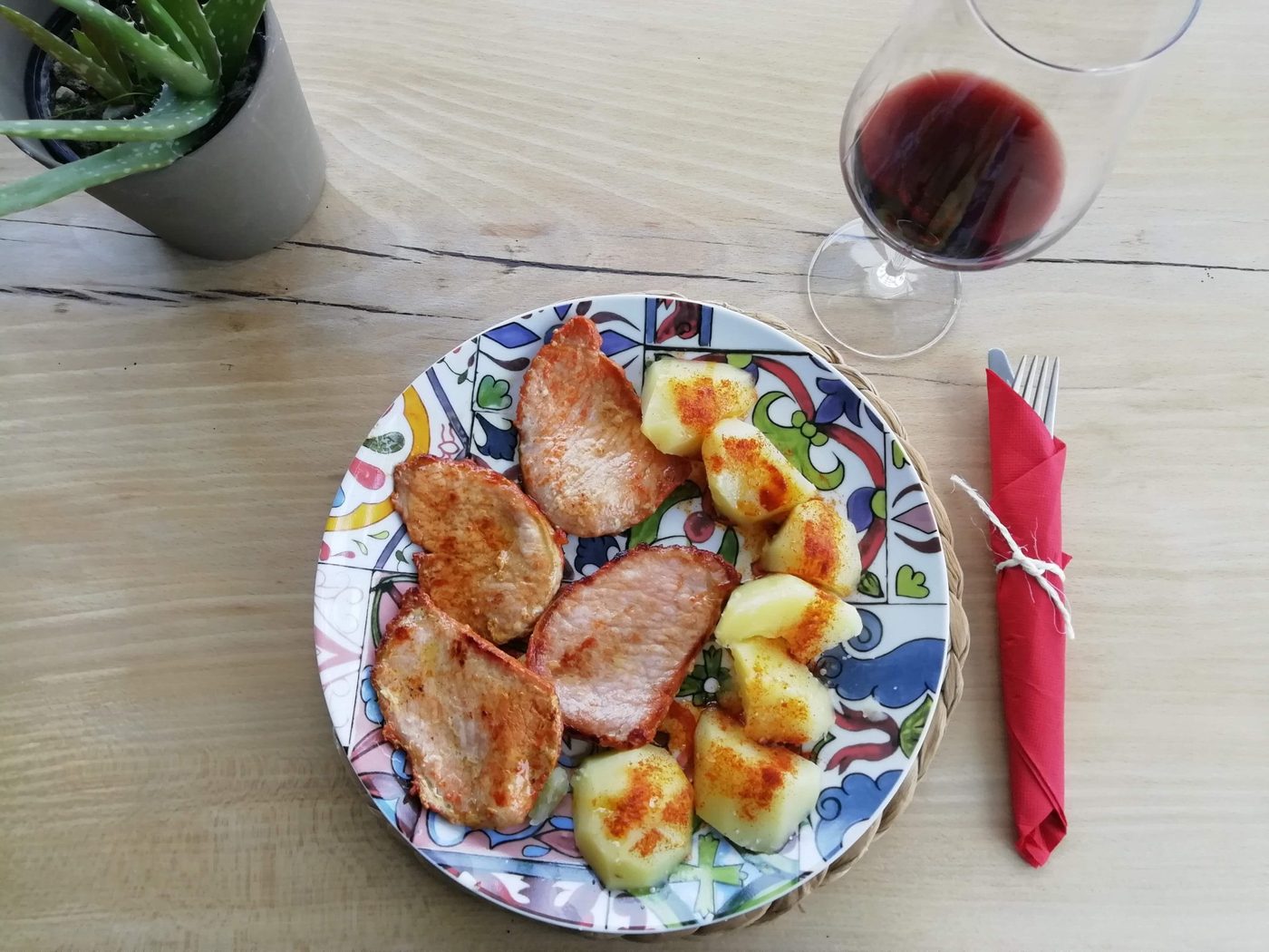 Lomo de cerdo con patatas al pimentón y copa de vino tinto — Wayve Bar