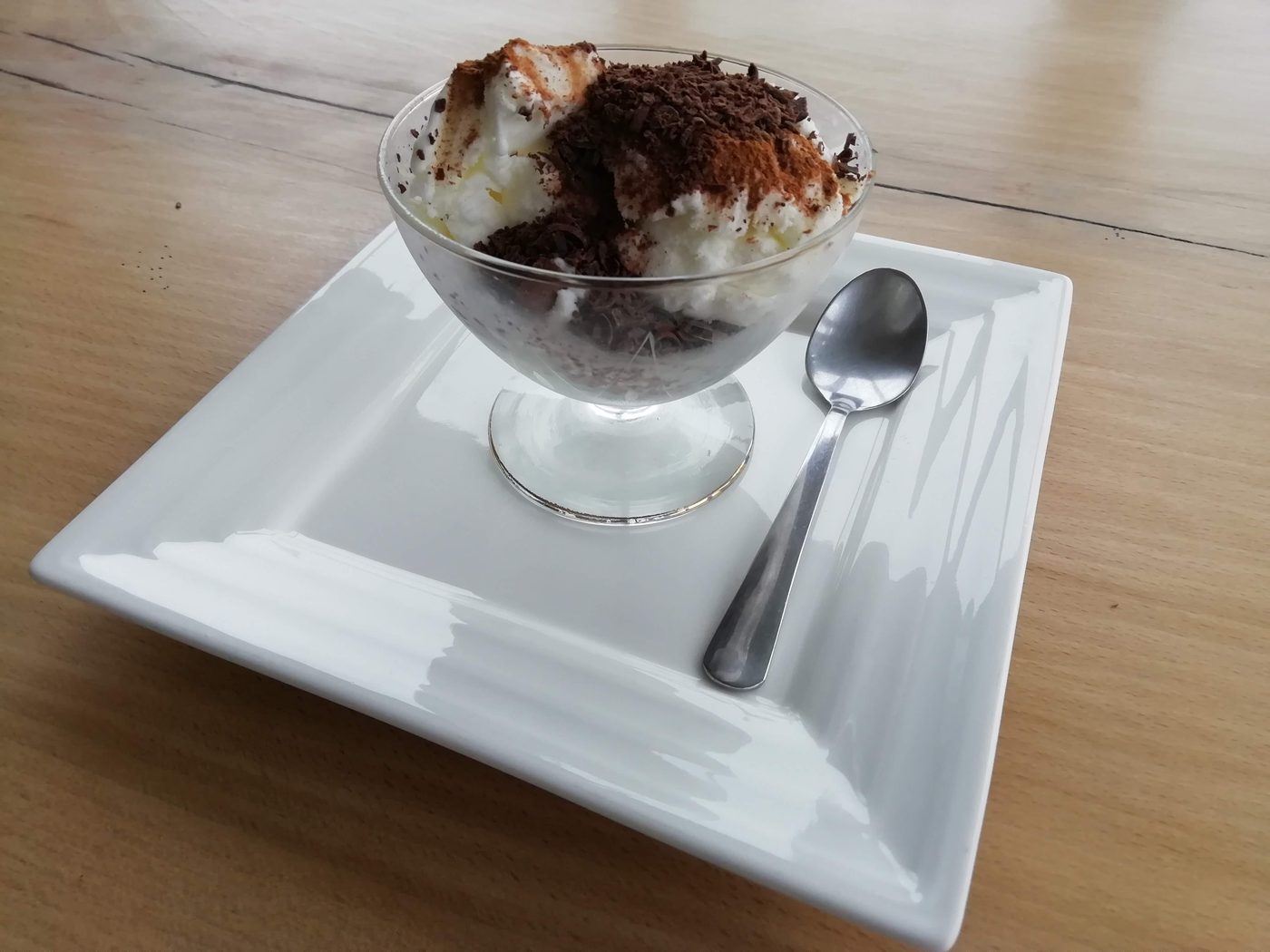 Tiramisú casero con crema de mascarpone y virutas de chocolate — Wayve Bar
